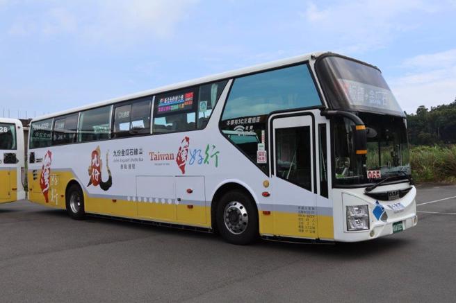 台湾好行965线全车队车身涂装上「山城金」、「九份红」和「山海天」等9款意象，并结合九份金瓜石的文化底蕴与自然生态，以利民眾识别。（臺北客运提供）