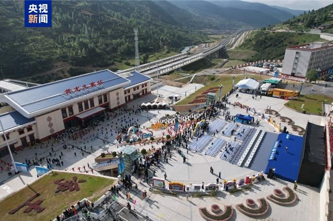 川青铁路镇江关至黄胜关段通车成都至黄龙九寨7小时缩短为99分钟。（大陆央视）