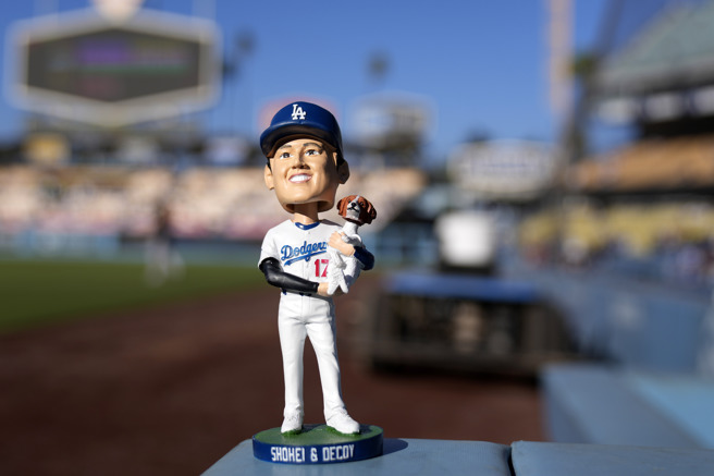 大谷翔平与爱犬Decoy的摇头娃娃。（资料照，美联社）