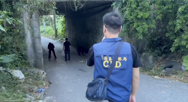 花蓮秀林鄉台9丁線旁一處涵洞29日上午發生死亡車禍，警方前往偵辦。（翻攝畫面）