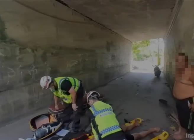 花蓮秀林鄉台9丁線旁一處涵洞29日上午發生死亡車禍，警方前往偵辦。（翻攝畫面）