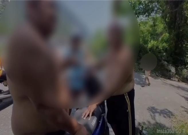 楊男與友人江男飲酒，之後去買酒返回現場，卻發現江男疑遭車撞死。警方詢問楊男當時狀況。（翻攝畫面）