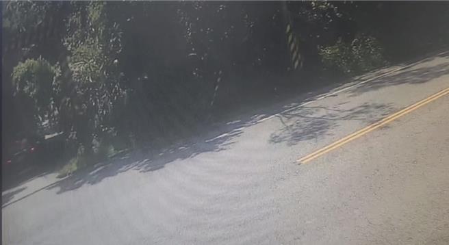 路口監視器疑拍下肇事海巡車輛（左側）。（翻攝畫面）