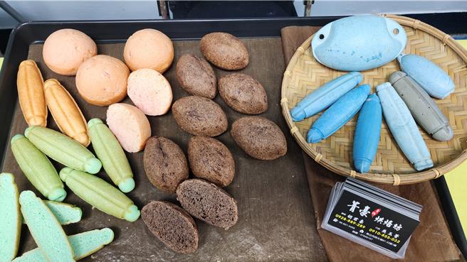 澎湖縣30日在縣府地下室禮堂舉行SBIR成果發表，縣長陳光復（左）致詞時勉勵要推廣，卻也不忘糗柯P遭搜索。圖為兼具創意與海洋環保的浮球麵包。（許逸民攝）