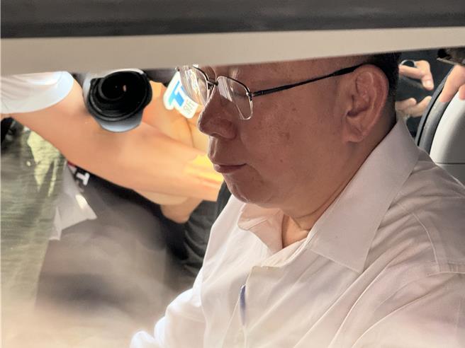 檢廉今早兵分多路，前往民眾黨主席柯文哲台北市金山南路二段住處，以及位於台玻大樓的柯文哲辦公室等地搜索。稍早民眾黨於下午1時召開緊急中央委員會，民眾黨發言人吳怡萱說，目的是為成立應變小組。（李奇叡攝）