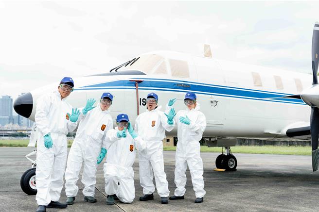 眾人挑战清洗飞机的任务。（好看娱乐提供）