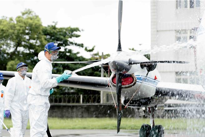 姚元浩清洗飞机。（好看娱乐提供）