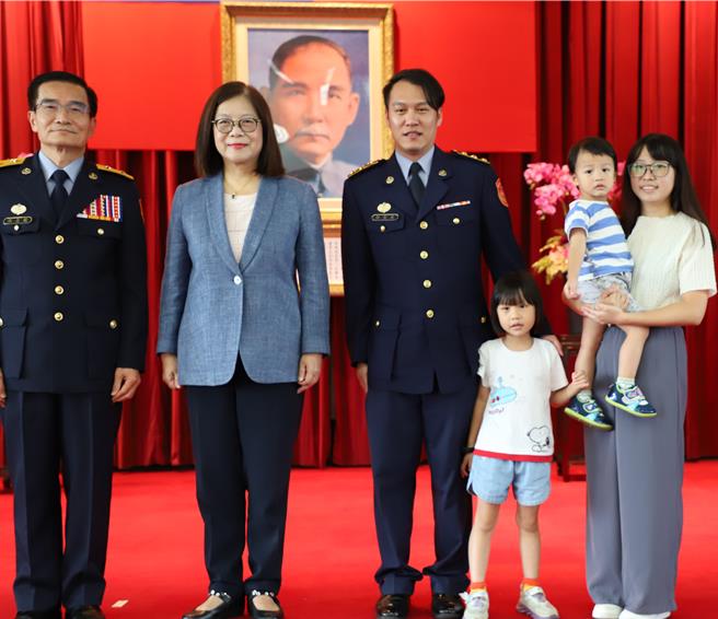 海巡署30日舉辦9名高階軍官授階儀式。（海巡署提供）