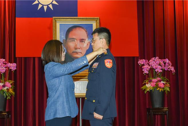 海巡署30日舉辦9名高階軍官授階儀式。（海巡署提供）