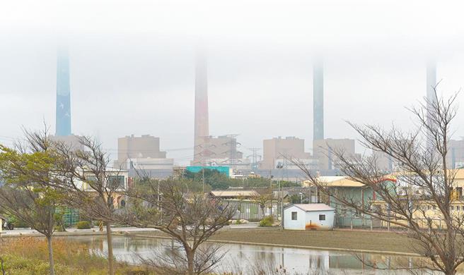 运具电动化后，路上的洁净空气，极可能是牺牲电厂周边住民健康。（本报资料照片）