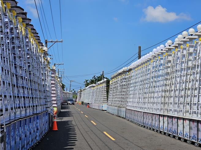 屏东角头「鸭头」陈昫豪告别式会场，高高耸立的11层米塔长达200余公尺，走在路上有如日本黑部立山大雪壁。（罗琦文摄）
