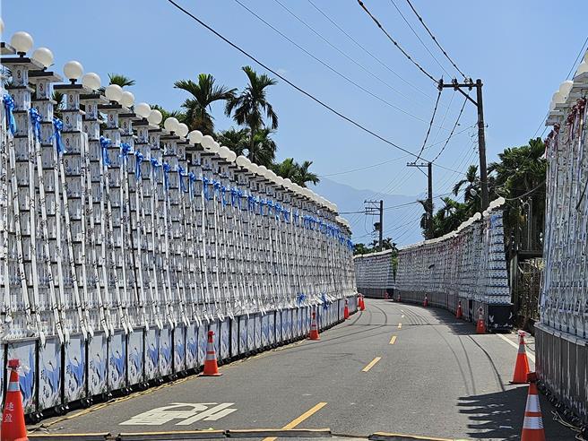屏东角头「鸭头」陈昫豪告别式会场米塔，被称为「南州黑部立山」。（罗琦文摄）