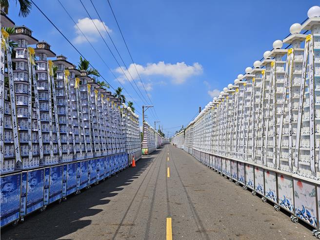 屏东角头「鸭头」陈昫豪告别式会场米塔长达200余公尺，走在路上有如日本黑部立山大雪壁。（罗琦文摄）