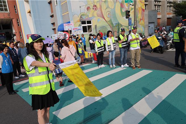 30日是新学期开学日，苗栗县长锺东锦、陈美琦伉俪一早现身头份市蟠桃国小携手护送学生入校。（谢明俊摄）