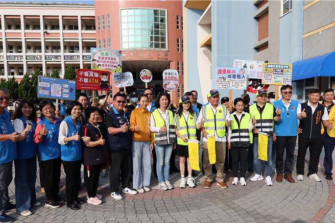 30日是新学期开学日，苗栗县长锺东锦、陈美琦伉俪一早现身头份市蟠桃国小携手护送学生入校。（谢明俊摄）