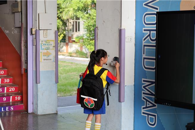 苗栗县全部148所国中小学从30日起同步启用数位学生证，学生一到学校刷卡就可让家长知道孩子安全抵校。（谢明俊摄）