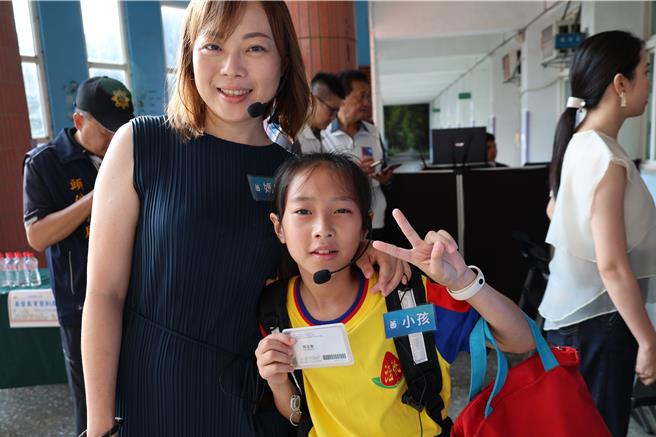 苗栗县全部148所国中小学从30日起同步启用数位学生证，家长可以透过整合APP了解孩子在校学习状况。（谢明俊摄）