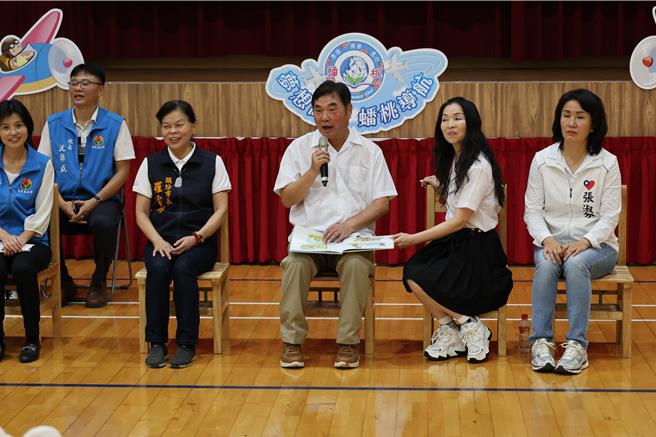 30日是新学期开学日，苗栗县长锺东锦、陈美琦伉俪一早现身头份市蟠桃国小迎接小一新生入学，并由锺东锦为新生领读童书。（谢明俊摄）