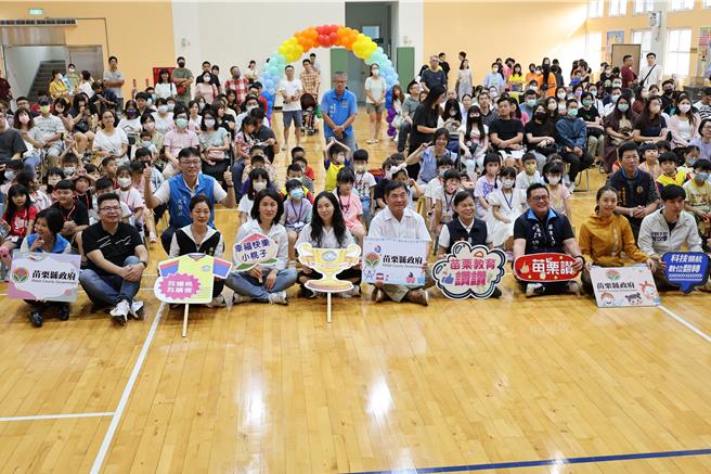30日是新学期开学日，苗栗县长锺东锦、陈美琦伉俪一早现身头份市蟠桃国小迎接小一新生入学。（谢明俊摄）