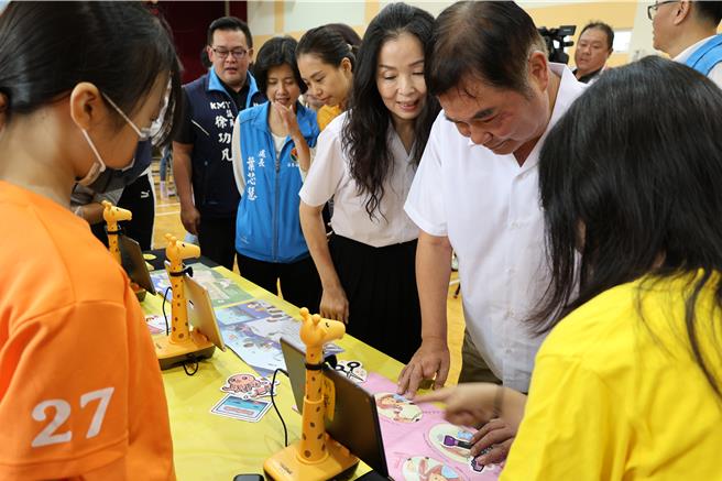 30日是新学期开学日，苗栗县长锺东锦、陈美琦伉俪一早现身头份市蟠桃国小迎接小一新生入学，体验为新生安排的互动游戏。（谢明俊摄）