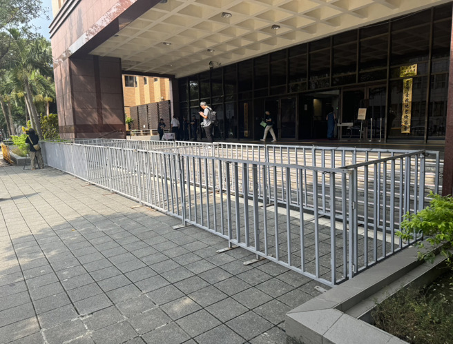 为了避免有心民眾前往地检署滋事，辖区警方中正一分局下午随即在北检外架设2层围栏。（图 / 民眾提供）