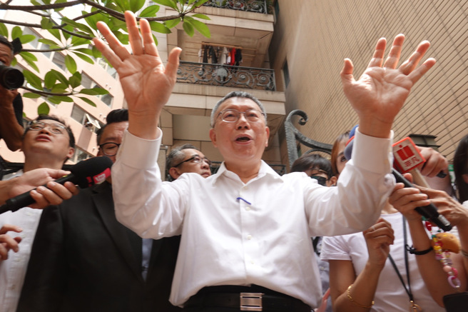 檢廉30日搜索民眾黨主席柯文哲住處，近中午時，柯與夫人陳佩琪（左上）及檢調人員步出大樓，並發表簡短聲明。（姚志平攝）