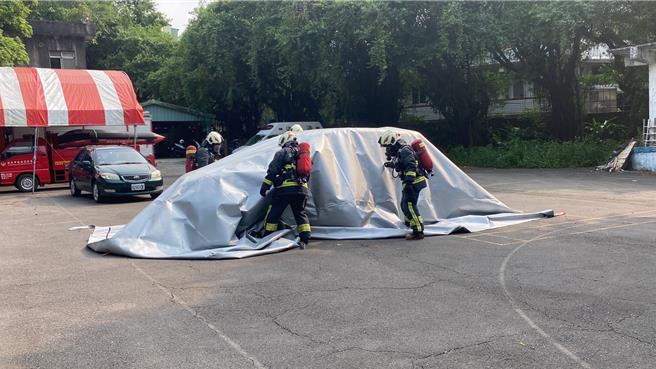 为提高电动车火灾应对能力，新北市消防局第六救灾救护大队办理电动车火灾的专业训练，盼提升消防人员对电动车火灾处理的熟练度和安全性。（新北市消防局提供）