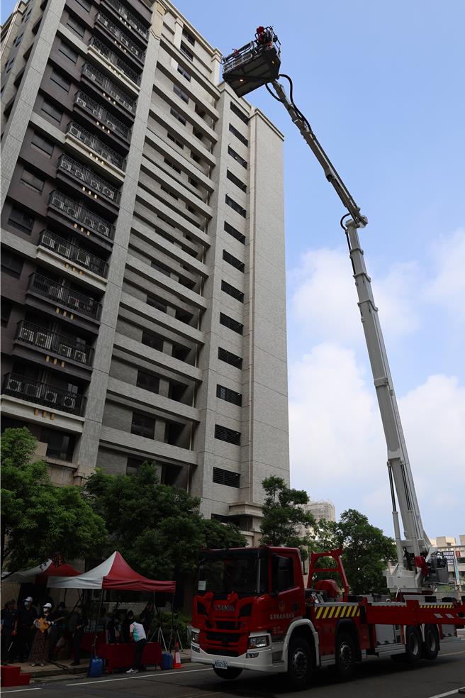 苗栗县政府消防局编列预算4000万元新购50米云梯车，30日启用。（谢明俊摄）