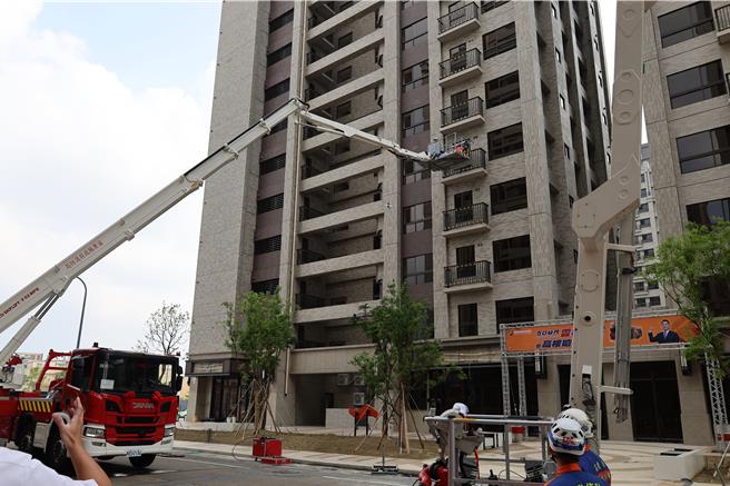 消防局编列预算4000万元新购50米云梯车，可以应付12层楼以下救灾使用，30日启用。（谢明俊摄）