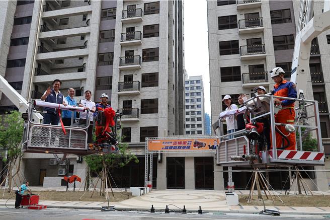 消防局编列预算4000万元新购50米云梯车，30日由县长锺东锦等启用，并与旧有50米云梯交接任务。（谢明俊摄）