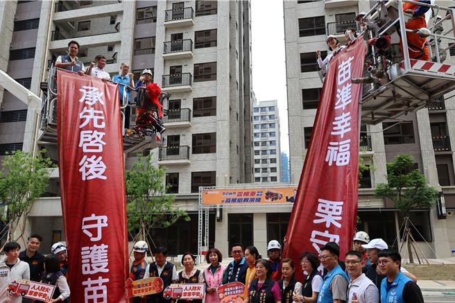 消防局编列预算4000万元新购50米云梯车，30日由县长锺东锦等启用，并与旧有50米云梯交接任务。（谢明俊摄）