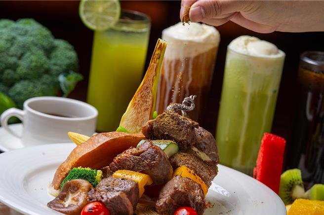「秋季风情画」肉食主义者主餐首选「孜然肋眼牛鲜蔬串」，特选7oz美国牛肋眼搭配浓郁十足的孜然风味，大漠风情瞬间溢满舌尖。（神旺商务酒店提供）