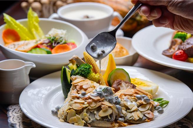 主餐「法式瓦片香煎鲈鱼佐莳萝酸豆酱」，以法式创意为主轴，主餐搭配自制的酸豆酱，用味蕾畅游欧洲。（神旺商务酒店提供）