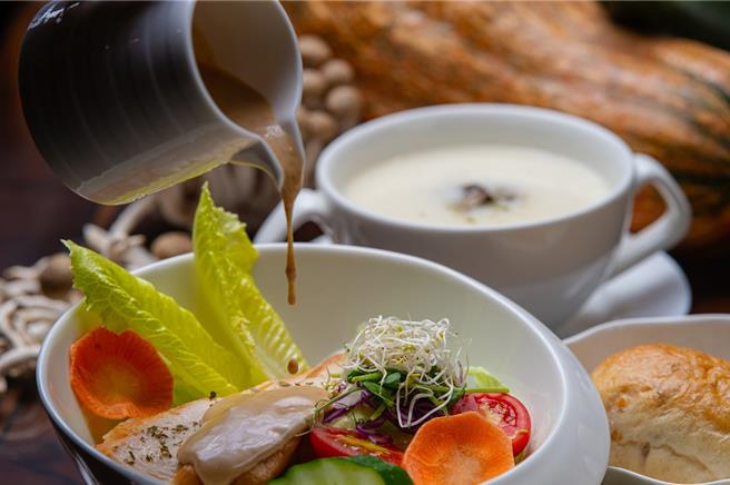 9月1日起至11月30日止，「秋季风情画」餐饮优惠活动，套餐内含前菜、沙拉、汤品，主餐3选1，还有饭后水果甜点等丰盛飨宴。（神旺商务酒店提供）