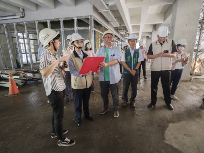 8月29日赵卿惠副市长在教育局林谷达专门委员、沙崙高中筹备处黄词凰主任的陪同下，视察校舍工程进度。（照片/臺南市政府教育局提供）