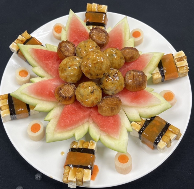 学生利用当地新鲜食材，结合现代烹饪技术与传统素食文化，制作出一道道色香味俱佳的素斋佳肴。（照片/臺北市私立育达高级中等学校提供）