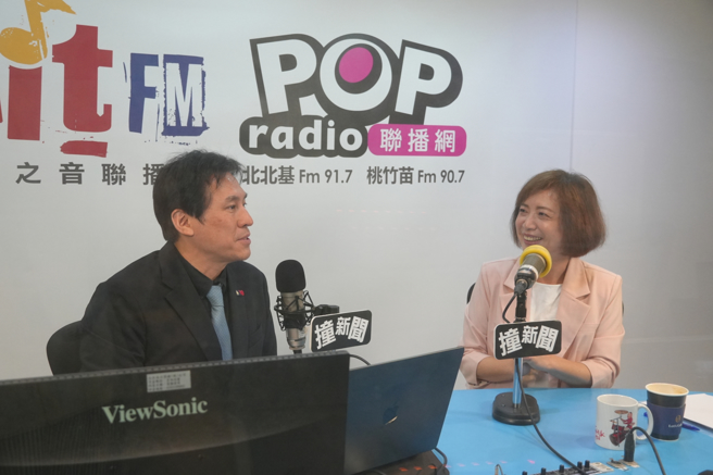 媒体人黄暐瀚在广播节目《POP撞新闻》专访民进党立委何欣纯。（POPradio提供）