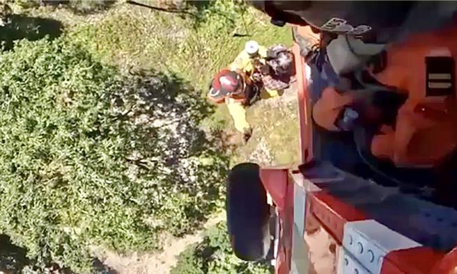 7人登山團攀登中央山脈南三段遇郡大溪溪水暴漲，台中空勤總隊30日派黑鷹直升機將他們吊掛下山協助脫困。（空勤總隊提供／楊靜茹南投傳真）