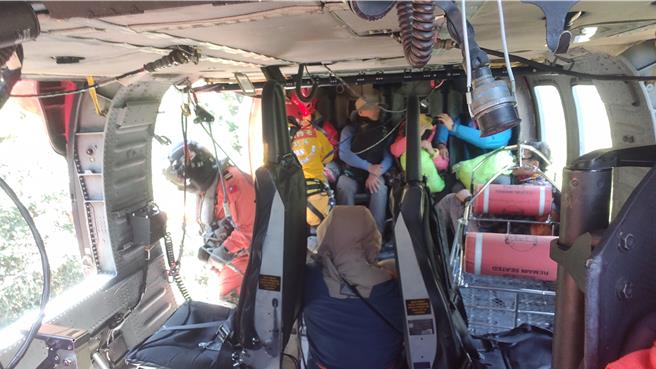 黑鷹直升機人員特搜隊員協助7名山友吊掛進艙，協助山友平安脫困。（空勤總隊提供／楊靜茹南投傳真）