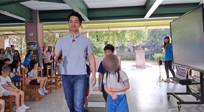 台北市長蔣萬安30日特別前往信義區博愛國小參加開學日活動，並一同參加二年級交通安全課程，期間化身大齡學生與學生一起示範安全過馬路四字訣。（温予菱攝）