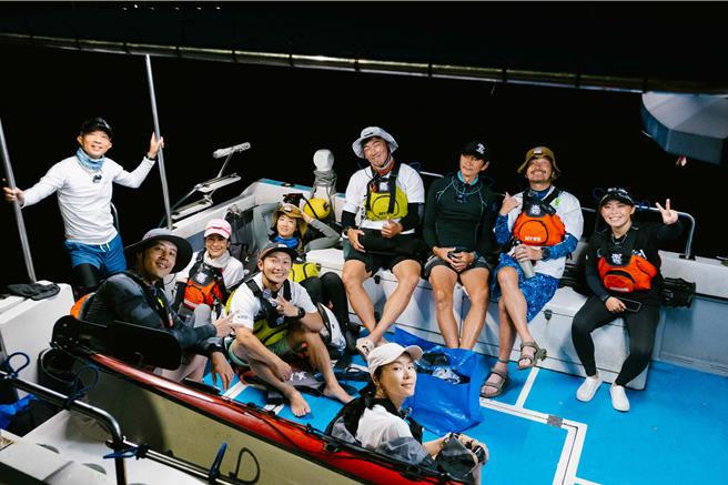 《上船了各位！》挑战夜划。（三立提供）