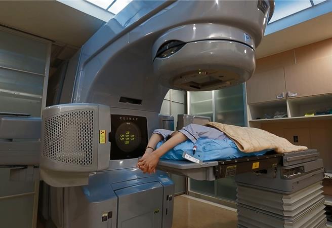 大千综合医院引进最新放射线治疗仪器，帮助癌症病人就近治疗。（大千医院提供／谢明俊苗栗传真）