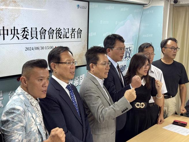 民眾黨今召開臨時中央委員會議，經近2小時討論，決議由黨中央籌組緊急應變小組，並由中央委員林富男、中評會主委李偉華及立法院黨團總召黃國昌擔任共同召集人。（李奇叡攝）