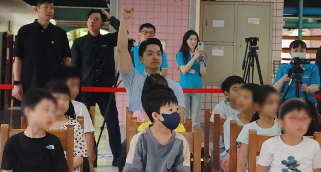 高中以下學校30日開學，校園又充滿新的活力，台北市長蔣萬安（三排中）赴博愛國小，扮演蔣萬安同學，與學生們一起上交通安全的課程。（實習攝影記者徐翊呈）