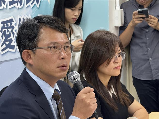 民眾黨籌組緊急應變小組並發出聲明，民眾黨立委黃國昌稍早轉述，並在當中針對檢廉調查過程提出質疑，要求執政當局出面說明。（李奇叡攝）