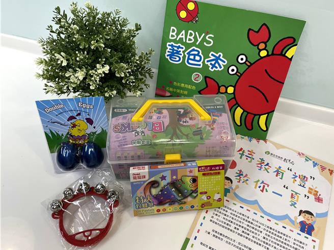疫情期间新北市准备学习箱送给每位学前特教孩子。（新北市教育局提供）