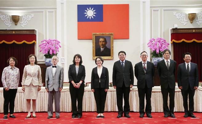 副總統蕭美琴（中）30日在總統府主持「113年司法院正、副院長及大法官被提名人介紹記者會」，向大家介紹大法官被提名人國立台灣大學國家發展研究所所長劉靜怡（左起）、最高行政法院法官王碧芳、國立政治大學法律學系教授何賴傑、院長提名人、國立台灣大學特聘教授張文貞以及副院長提名人以及財團法人國會觀察文教基金會董事長姚立明（右三）、大法官提名人、國立成功大學法律學系教授陳運財（右二）、中央研究院法律學研究所研究員廖福特（右）。（趙雙傑攝）