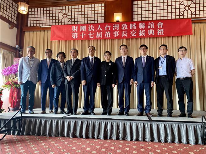 台灣觀光協會榮譽會長葉菊蘭（右五）30日正式接任圓山飯店董事長。（蔡明亘攝）