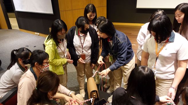 信義房屋志工製作編織手機吊飾贈送筆友，希望讓筆友長輩也感受時下流行。(圖/信義房屋 提供)