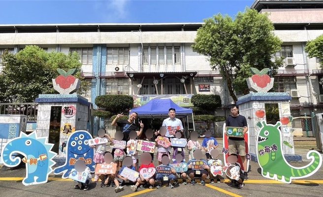 新北市淡水兴仁国小举办开学日活动，迎接返校学生以及入学新生。（兴仁国小提供）